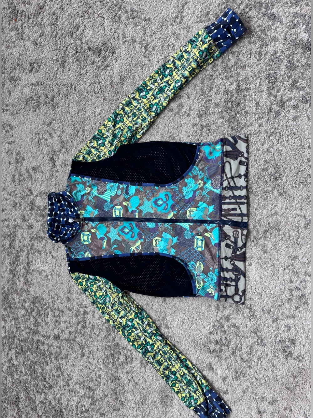 Women’s Maaji Activewear zip up sweater size medium - Picture 2 of 9